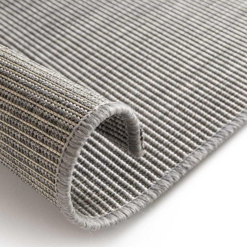 Pilke vaaleanharmaa matto, eri kokoja