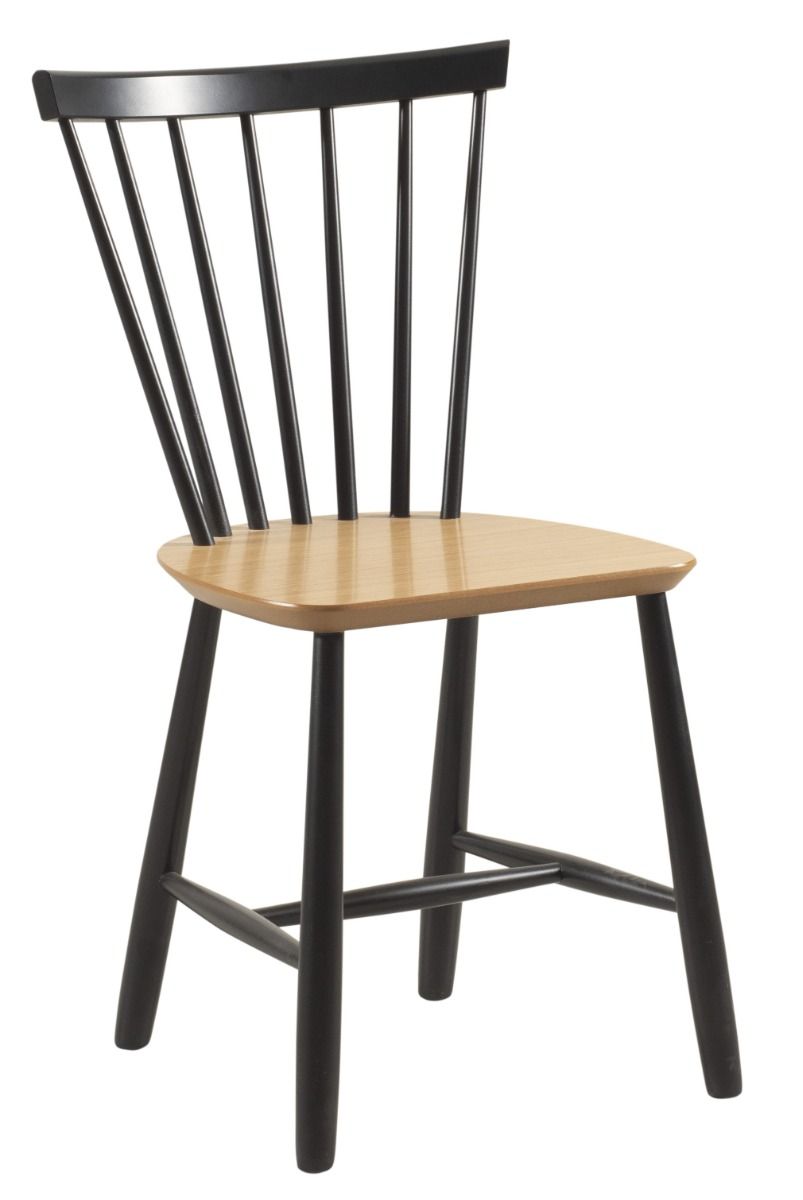 Touko pinnatuoli mustalla rungolla ja tammi-istuimella. Selkänojan pinnat levenevät hieman yläosaa kohti. Kaunis kaareva selkänoja.