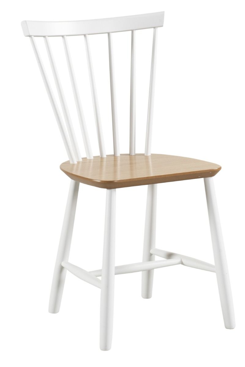 Touko pinnatuoli valkoisella rungolla ja tammi-istuimella. Tuolin selkänojapinnat levenevät hieman kohti selkänojan yläosaa.