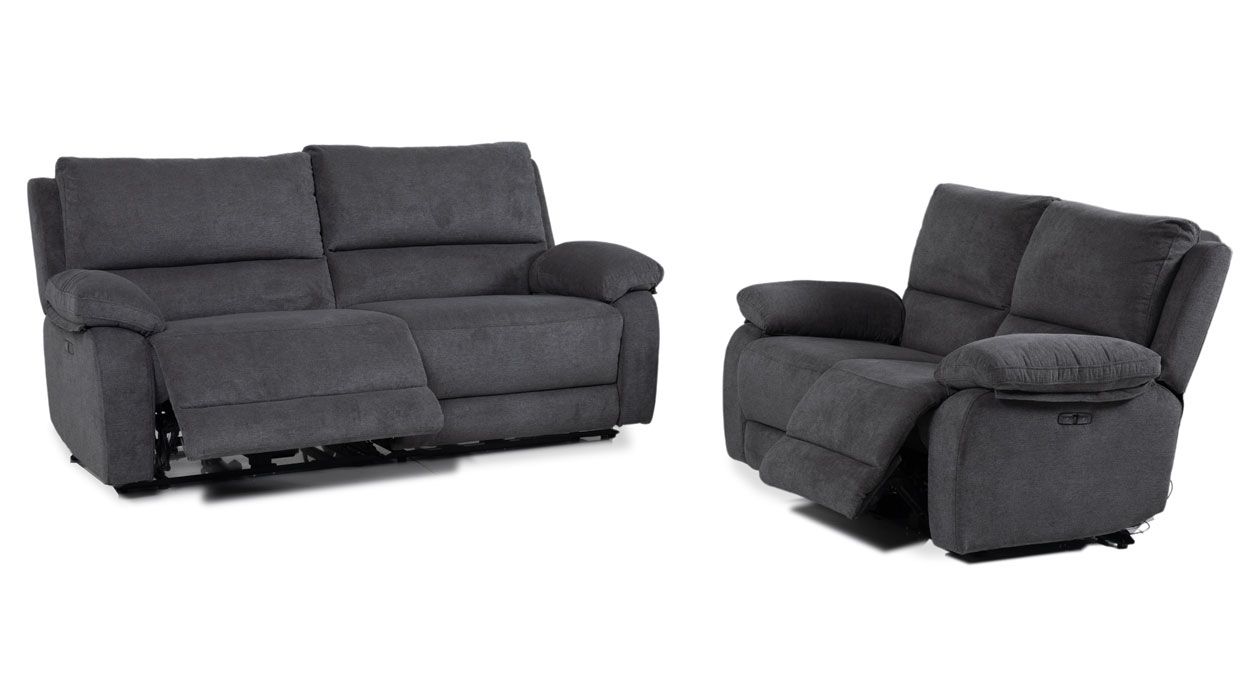 Harmaa kangasverhoiltu 3+2 sähkömekanismeilla toimiva sohvakalusto. 3-istuttavassa sohvassa kaksi istuinpaikkaa, jotka ovat normaalia leveämmät. 