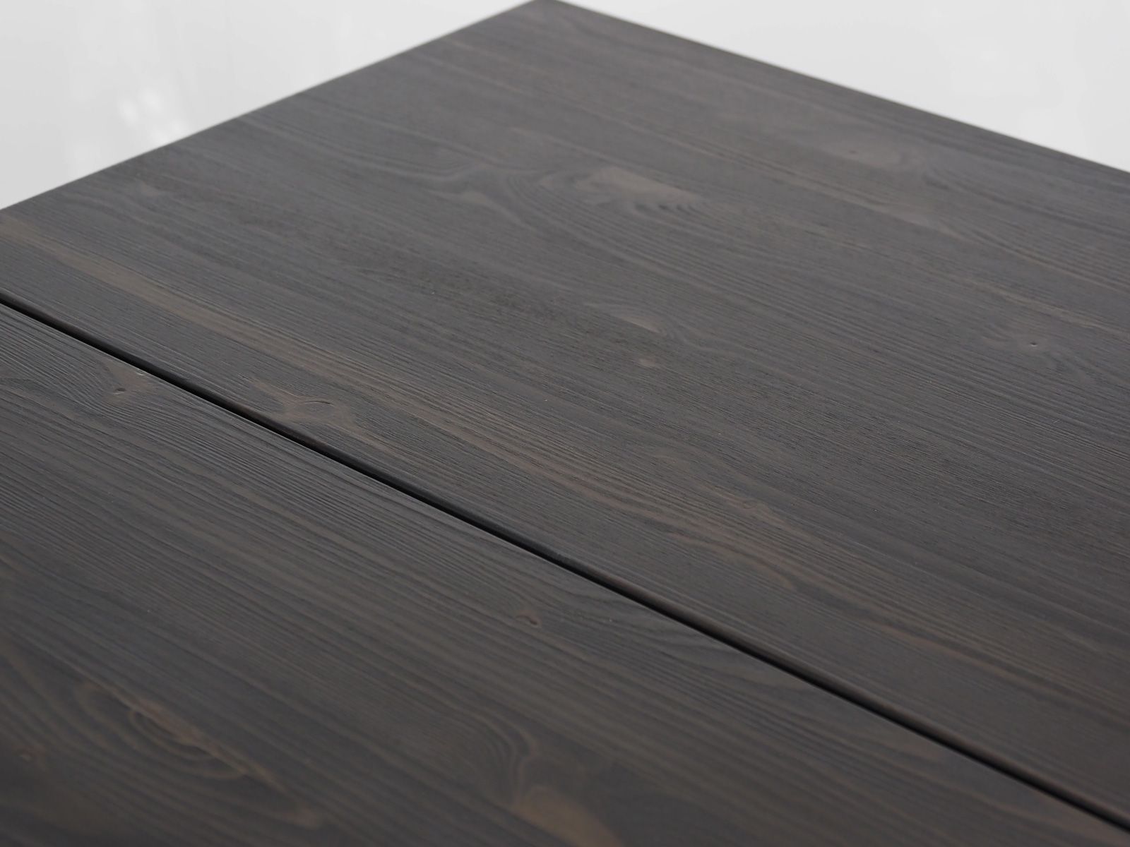 Lähikuva pöydän kannesta