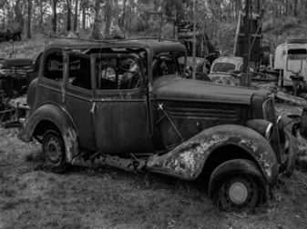 Canvastaulu 60 x 80 x 3 cm Rusty cars black by Kåre Wulff No2