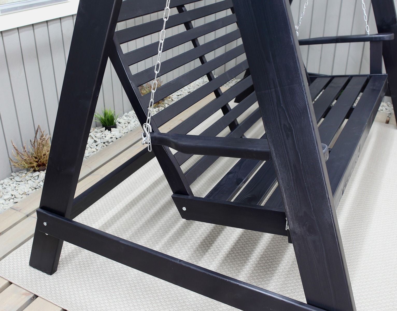 Saaristo puutarhakeinu musta