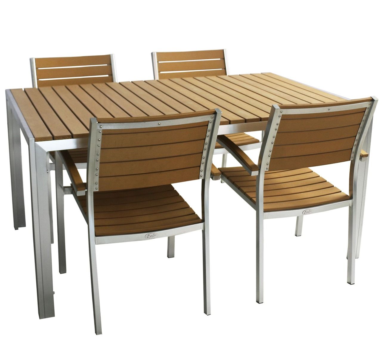 Puunvärinen terassin pöytäryhmä