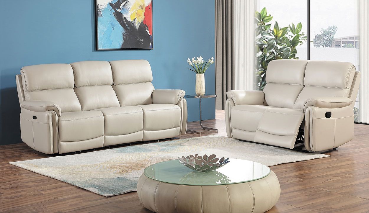 Sähkösäätöinen Scarlett mekanismisohvakalusto, johon kuluu 3- ja 2-istuttavat sohvat.