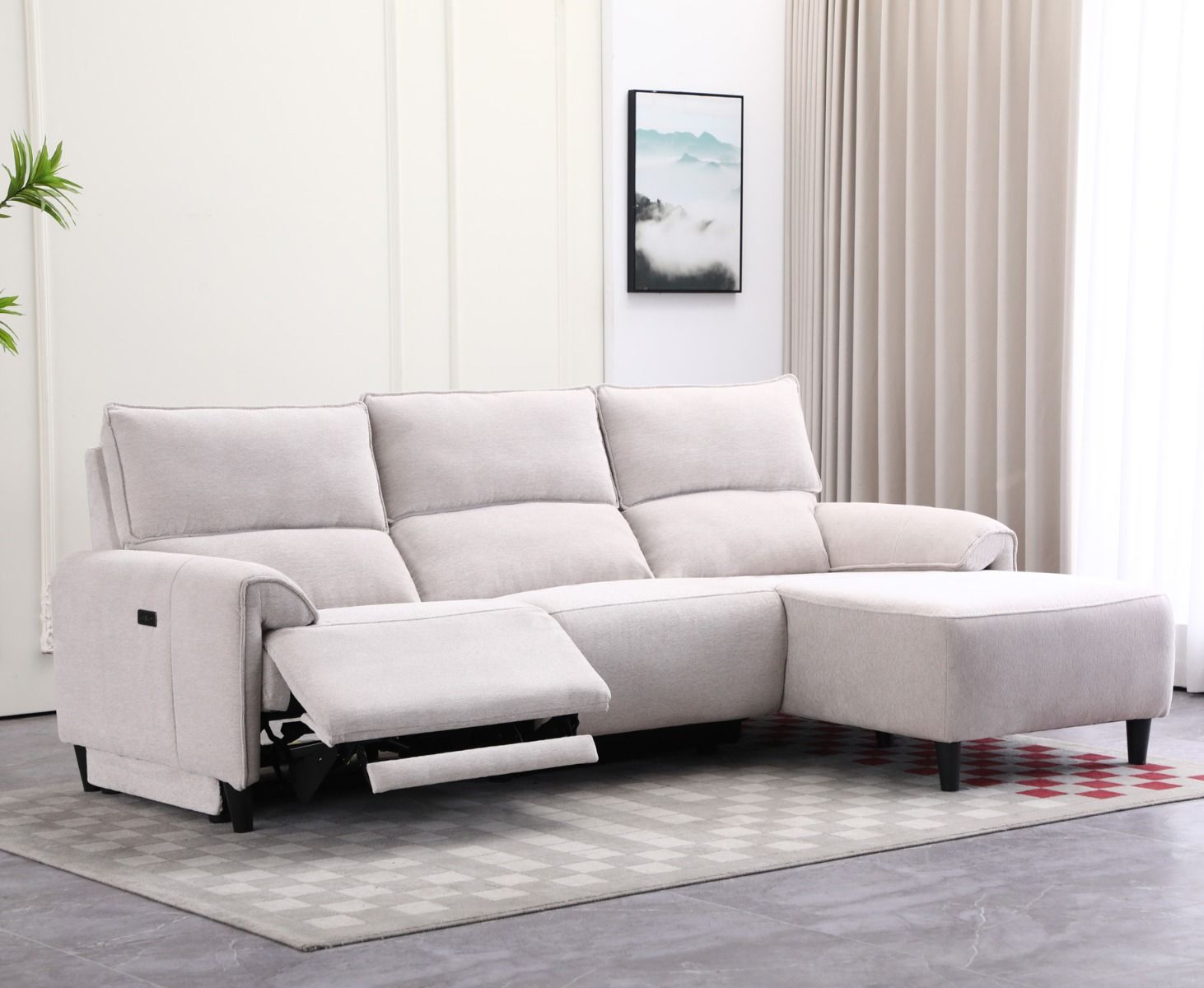 Select divaanisohva vaalealla beigen värisellä verhoilulla ja sähkötoimisella mekanismilla