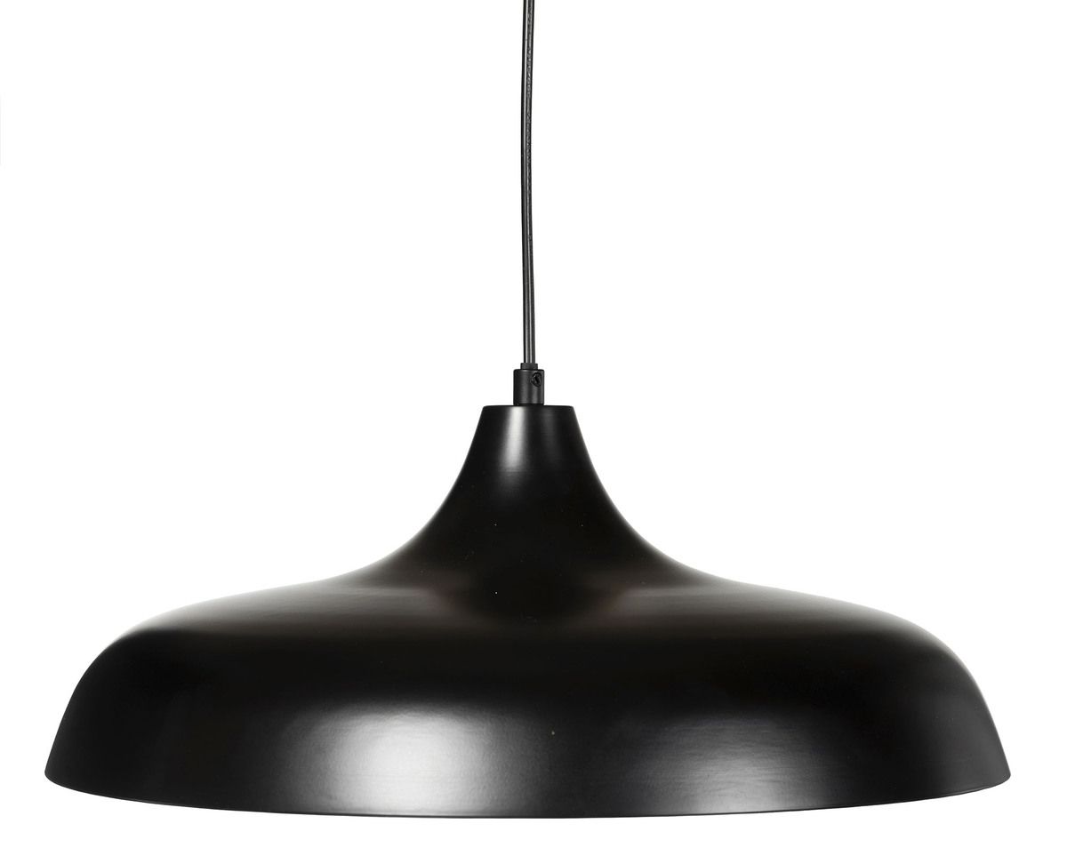 Selme musta on helppo ja nopea asentaa – valaisimessa on valmiiksi asennettu kattopistoke sekä ripustuslenkki koukkukiinnitystä varten. Suurikokoinen kattokuppi peittää kattopistorasian siististi.