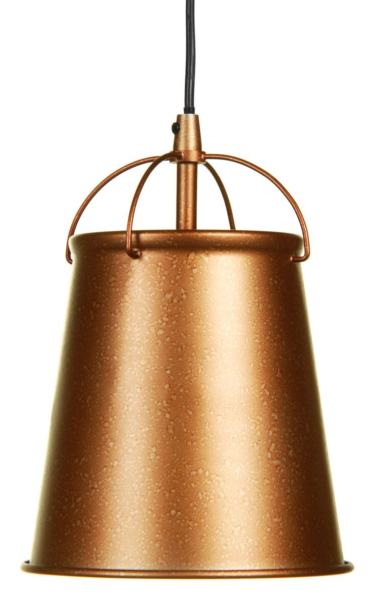 Sissy on pienikokoinen ja kevytrakenteinen metallinen riippuvalaisin. Se on ihanteellinen valinta esimerkiksi keittiönpöydän tai saarekkeen yläpuolelle, portaikkoon tai eteiseen. 