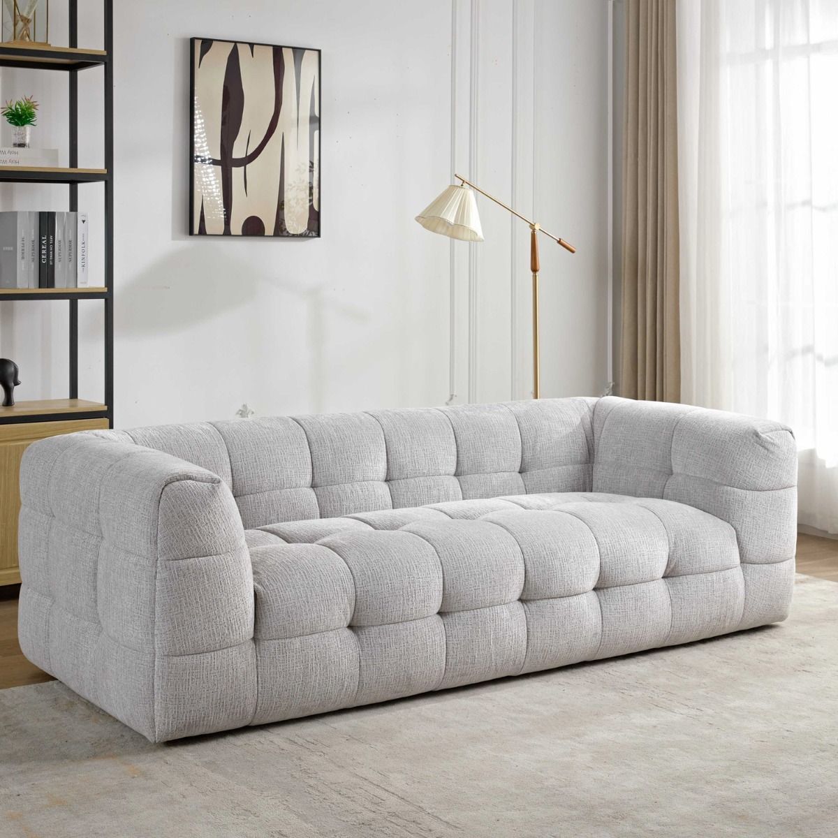 Soho sohva vaaleanharmaa olohuoneessa, sohvassa tikattu istuinosa, selkänoja ja käsinojat