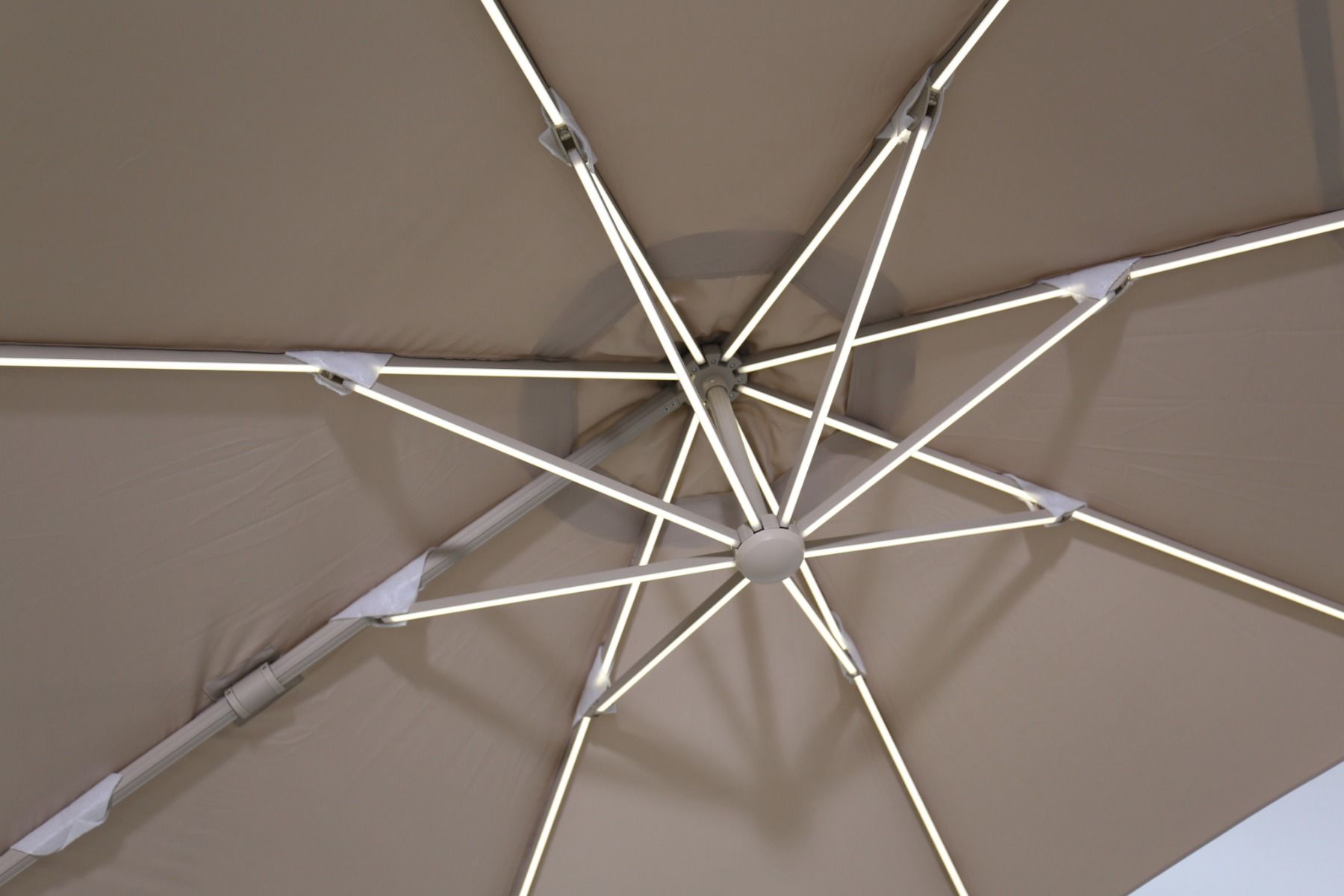 Solar LED riippuva aurinkovarjo 350 cm, hiekan väri