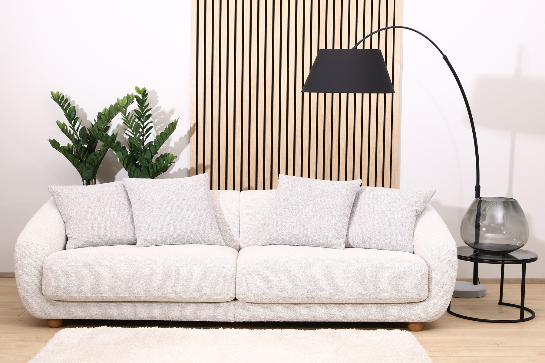 Pyöreä muotoinen sohva Solei, jossa vaalea kangasverhoilu