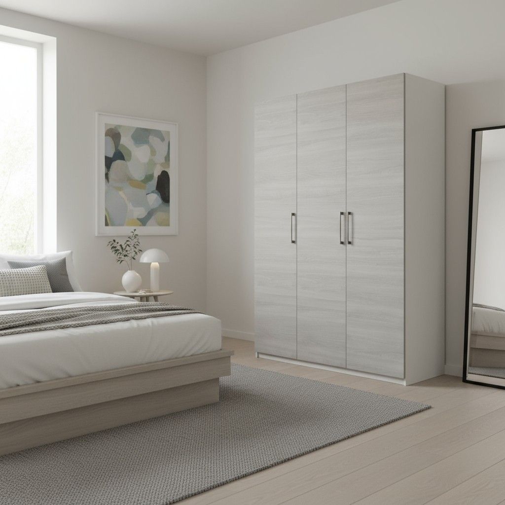 150 cm leveä vaatekaappi, jossa on kolme hopeajalavan väristä saranaovea, kuvattuna makuuhuoneessa