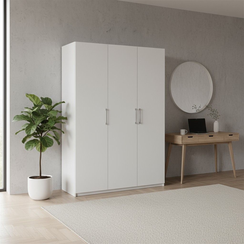 150 cm leveä vaatekaappi, jossa on kolme valkoista saranaovea, kuvattuna makuuhuoneessa