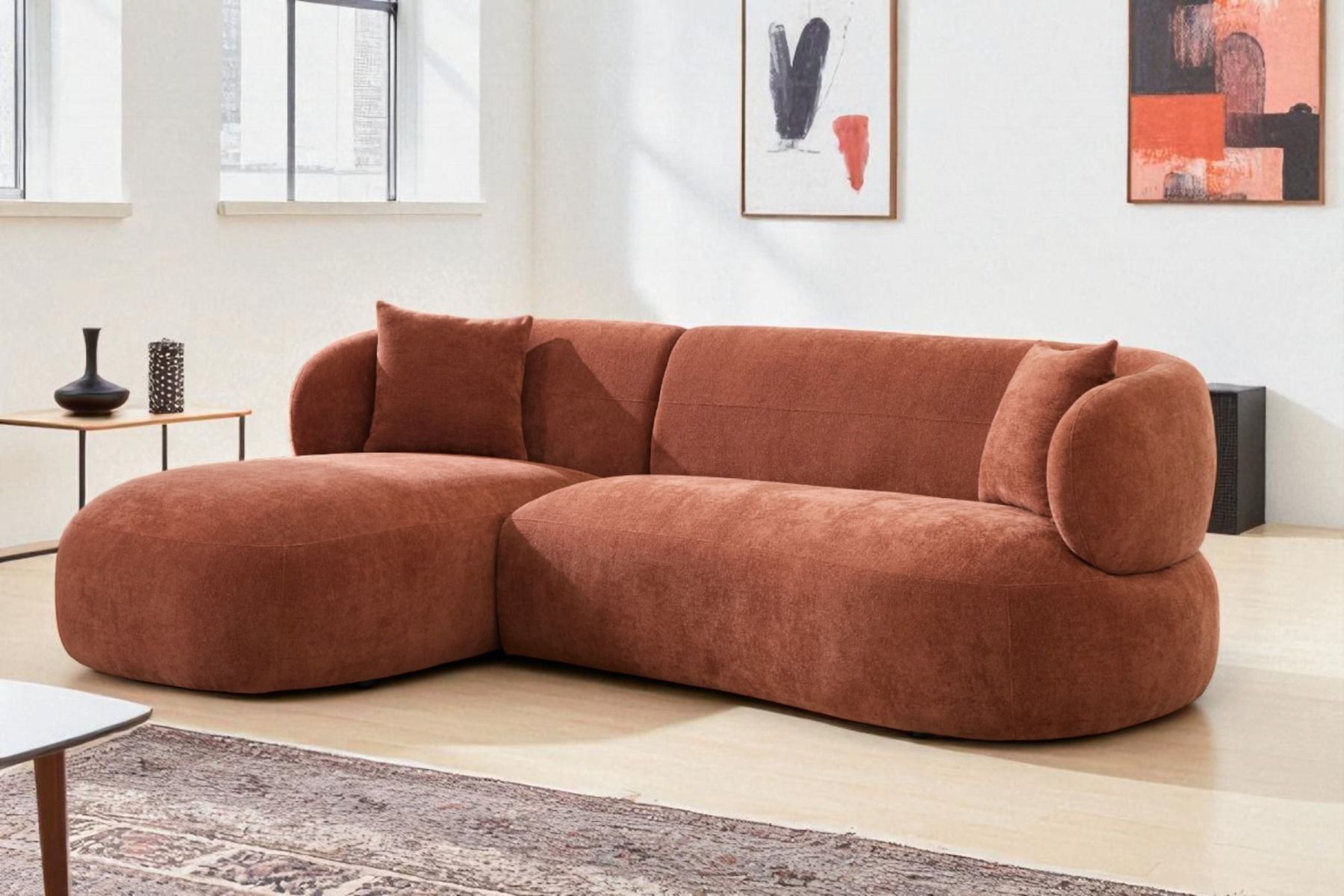 Sumo pyöreä divaanisohva ruskean oranssilla värillä kuvattuna tyylikkäässä olohuoneessa