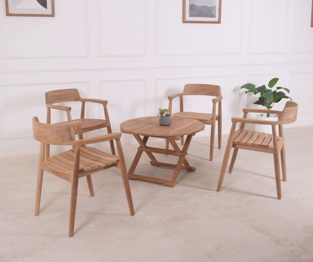 Koristeellinen tiikki kalusteryhmä neljälle matalalla pyöreällä pöydällä