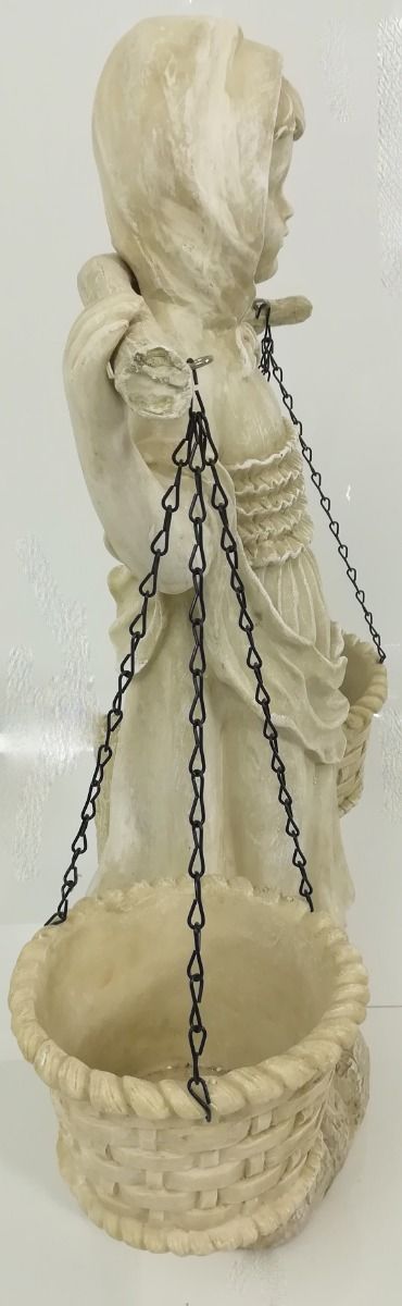 Patsas, tyttö ja ruukut