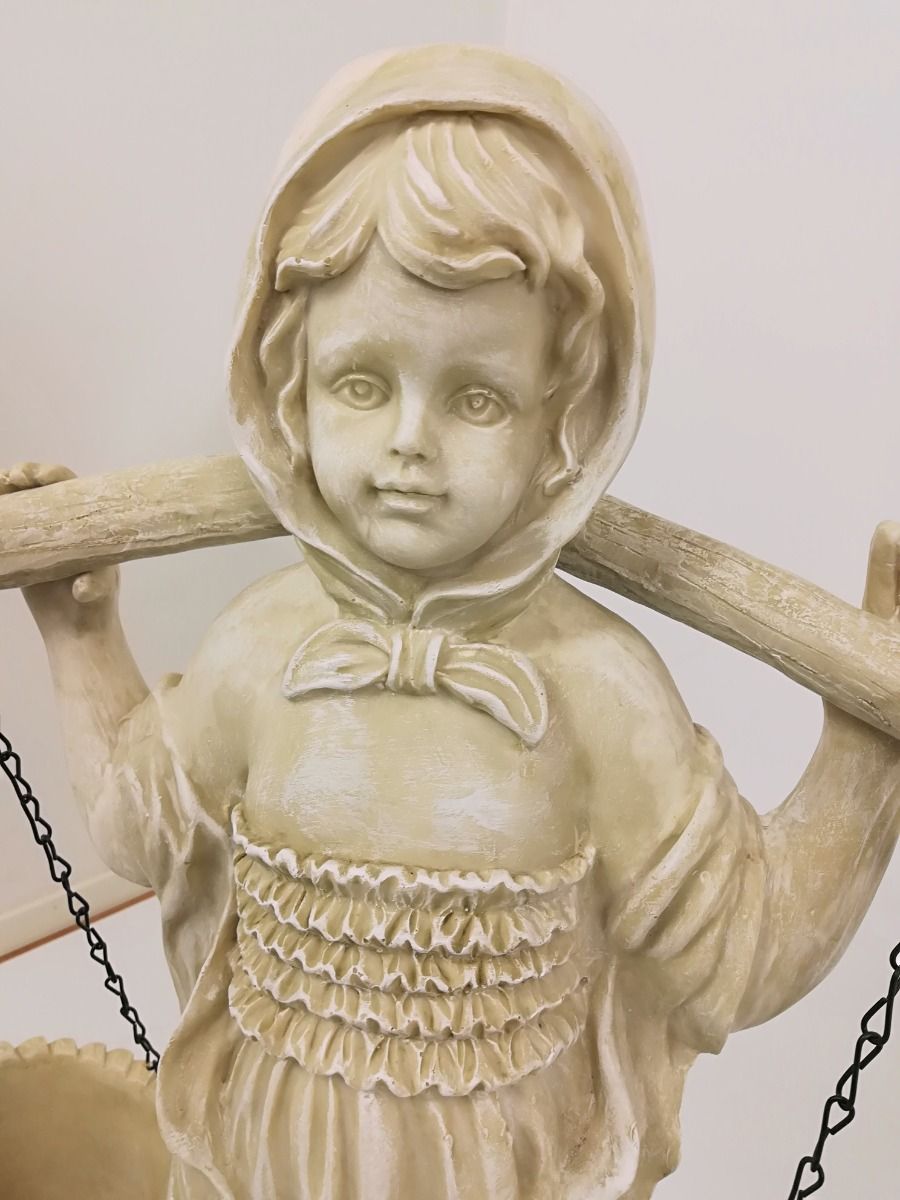 Patsas, tyttö ja ruukut