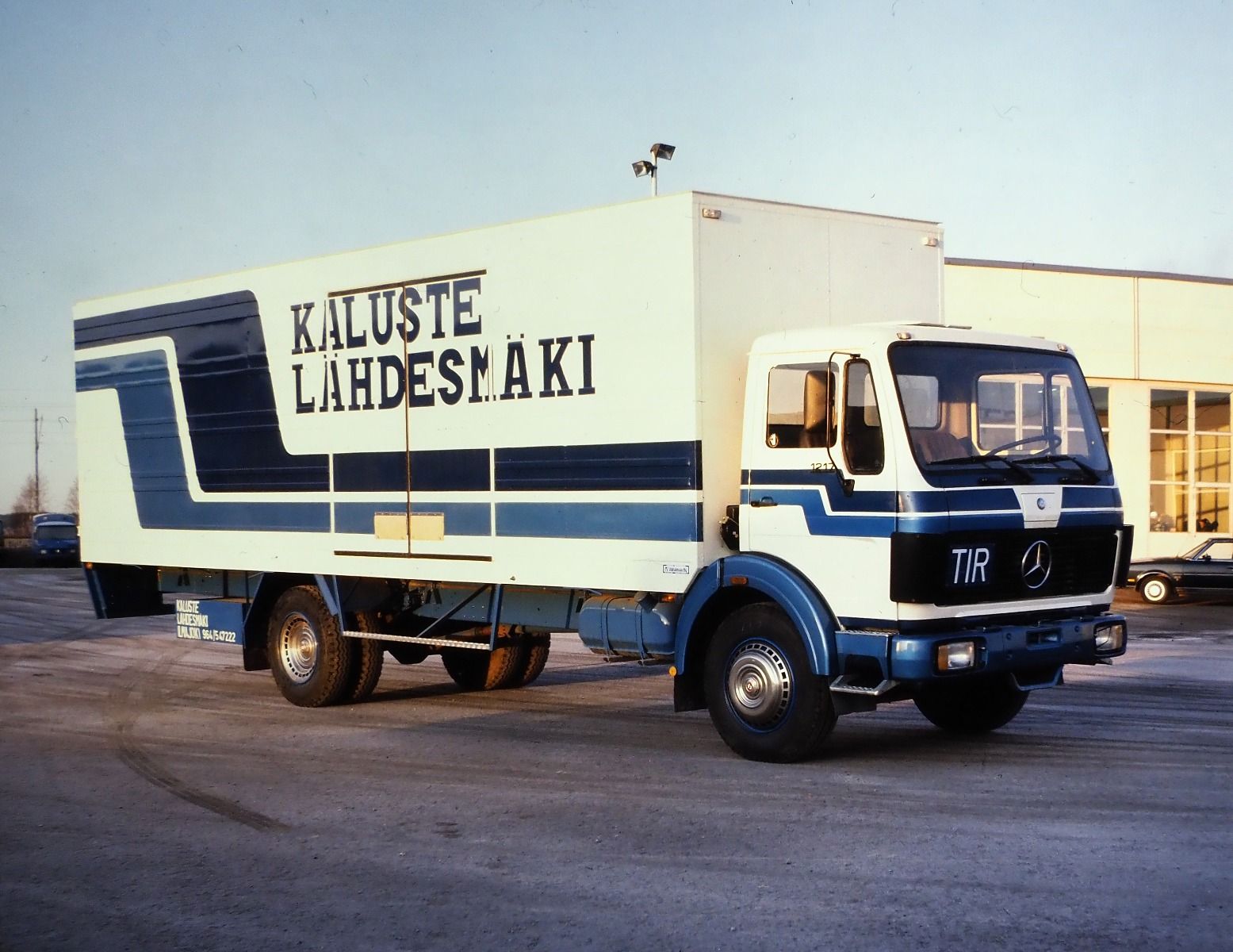 Mäkikylästä maailmalle - Lähdesmäki historiikki