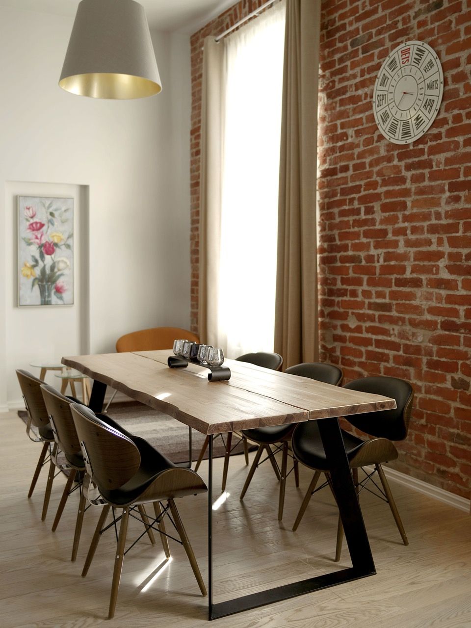 Lana lankkupöytä metallijaloilla, eri kokoja ja värejä