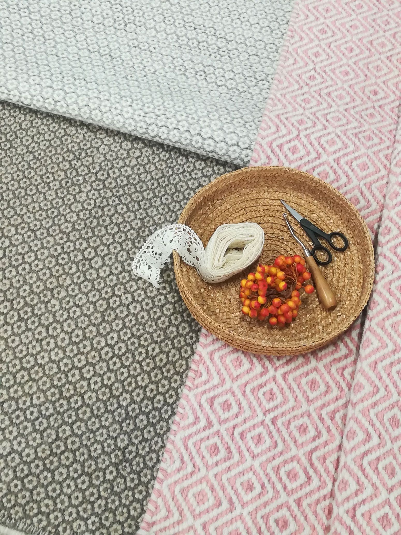 Käsinkudottu Flower-villamatto ruskea, eri kokoja