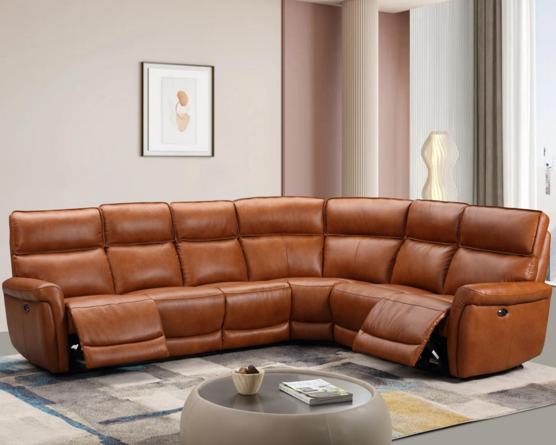 Iso ruskea nahkakulmasohva kuvattu olohuoneessa