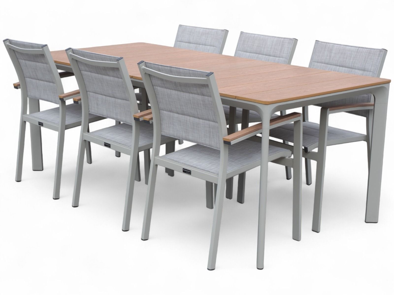 West kitin värinen pöytä ja tuolit ulos