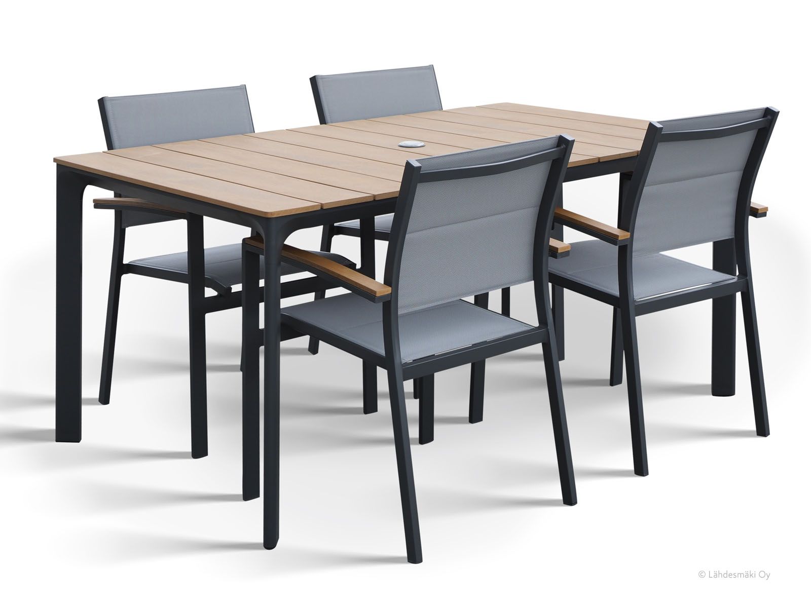 Ruskea kantinen terassipöytä sekä neljä Tango tuolia