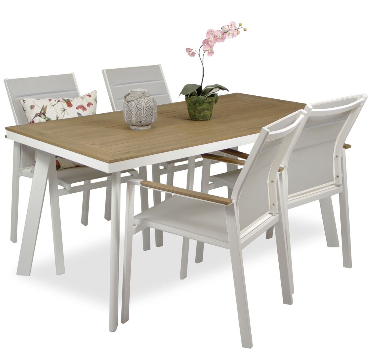 Woodie terassiryhmä valkoisilla Tango tuoleilla