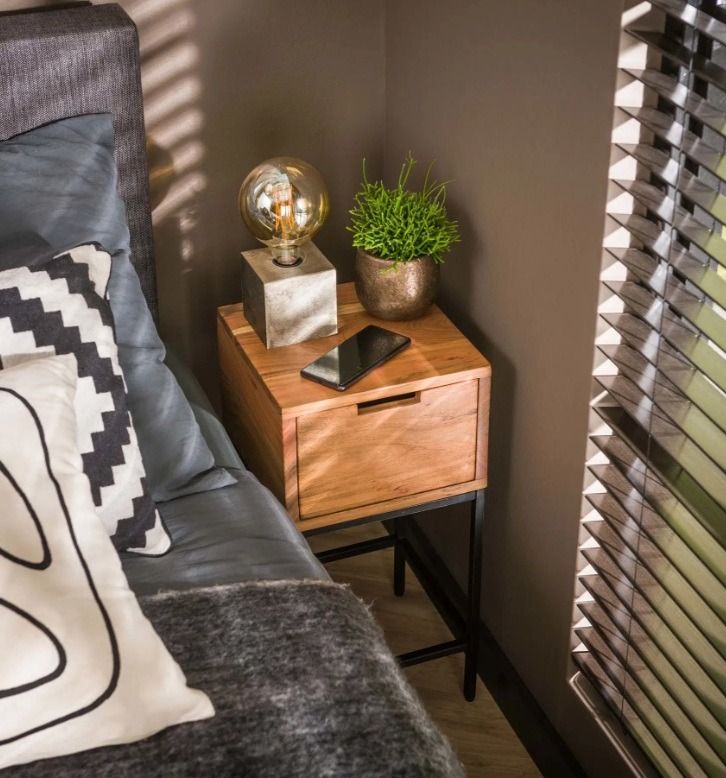 Amsterdam Flat yöpöytä, akaasia