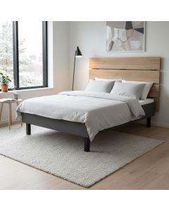 Classic 120x200 runkosänky kotimainen kuvattu Hiipakka Black sängynpäädyn kanssa makuuhuoneessa