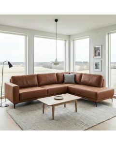 Lakeus avokulmasohva ruskealla Yacht verhoilunahalla kuvattuna tyylikkäässä olohuoneessa