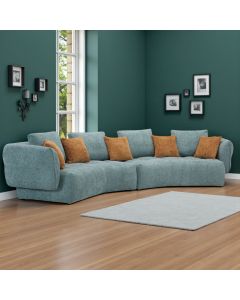 Kaareva turkoosi iso sohva, jossa on oranssit tyynyt