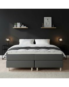 Leveä 210x210 jenkkisänky kuvattuna makuuhuoneessa