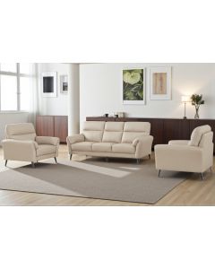 Vaalea taupen värinen nahkasohvakalusto, jossa on sohva ja kaksi nojatuolia