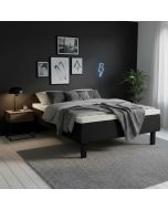 120x200 runkopatjasänky pussijousilla kuvattu makuuhuoneessa