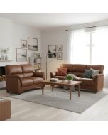 Kotimainen ruskea nahkasohva kalusto, johon sisältyvät 3- ja 2-istuttavat sohvat. Kuvattuna tyylikkäässä olohuoneessa