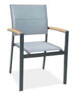 Täysin säänkestävä Krabi terassituoli harmaalla alumiinirungolla ja siniharmaalla textline istuimella ja -selkänojalla. Pinottava käsinojallinen tuoli.