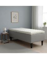 Kotimainen Lumo runkosänky 80x200cm mustilla kartiojaloilla sekä vaaleanharmaalla verhoilulla.