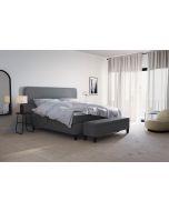 Jensen Nova Max jenkkisänky 180x200cm. Sänkyy koostuu kahdesta erillisestä alarungosta, yhtenäisestä väli- sekä petauspatjasta sekä jaloista. Lisähinnasta ostettavissa sängynpääty. Sängyn verhoiluväri harmaa.