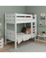 Pieni kerrossänky 70x 155 valkoisena kuvattu lastenhuoneessa