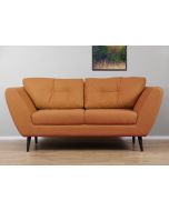 Terrakotan värinen sohva