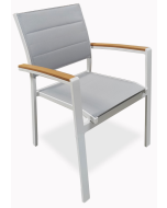 Tango terassituoli harmaalla Textline istuimella, valkoinen alumiinirunko, jonka käsinojien päällisosat luonnonväristä nonwoodia. Tuoli on pinottava.